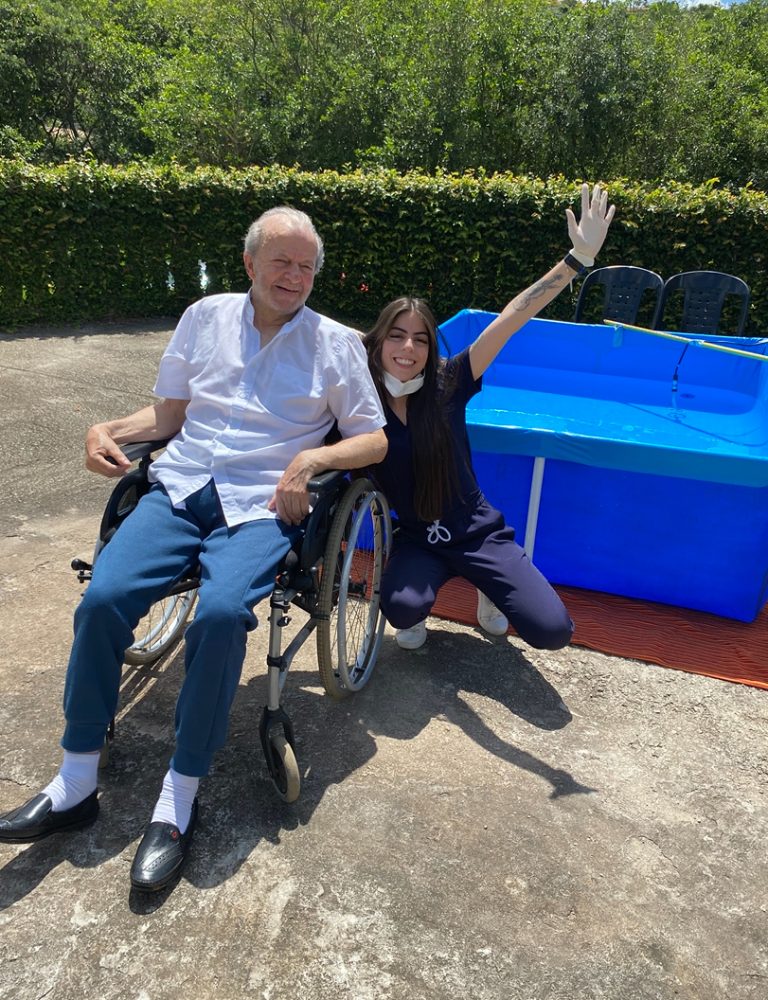 imagem do serviço realizado com um idoso se recuperando após a fisioterapia