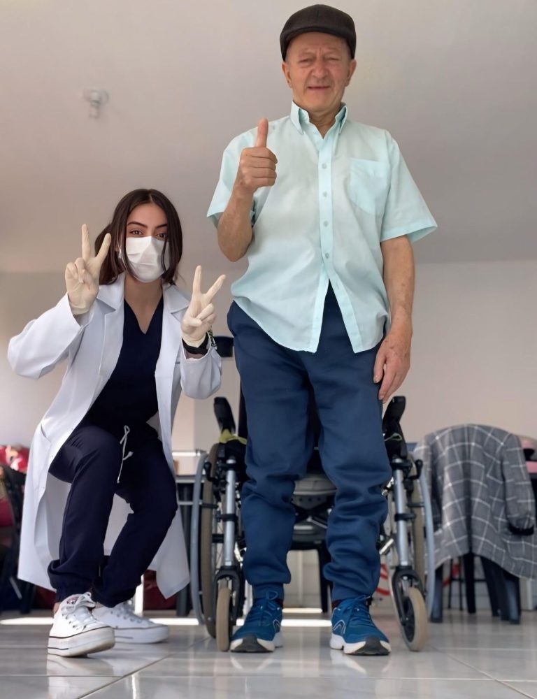 imagem do serviço realizado com um idoso se recuperando após a fisioterapia